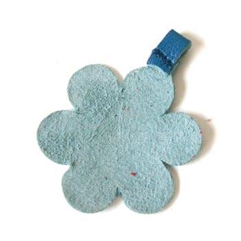 Pendentif cuir fleur bleu